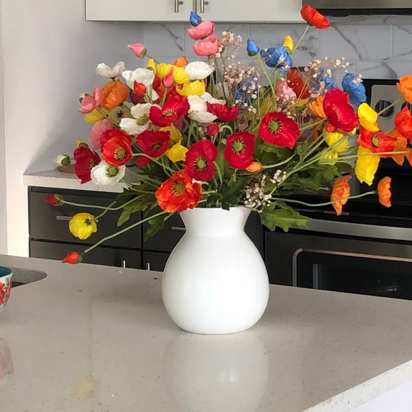 A vase with flowers - Picture 3 of 3